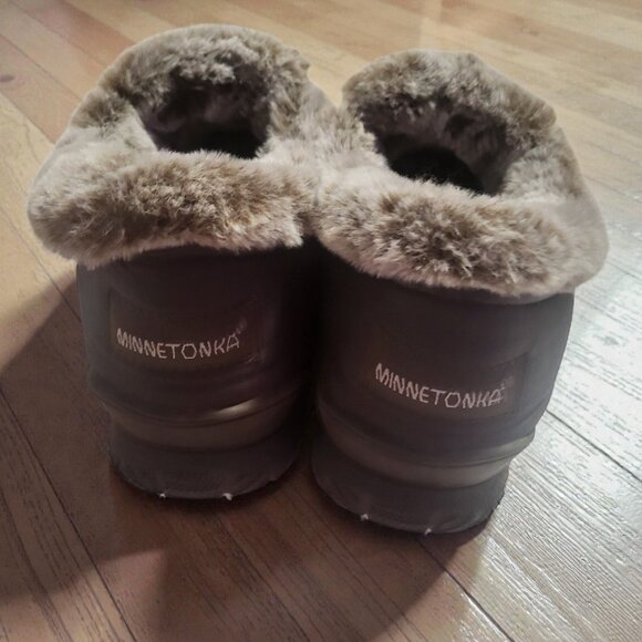 Minnetonka slippers, in a women’s size 9, smooth brown synthetic material - Picture 3 of 6